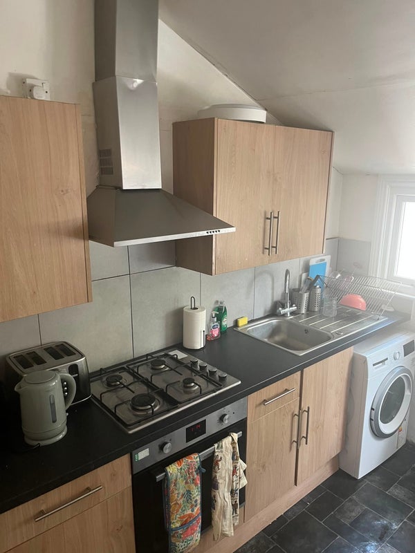 Room Coverton Road in Greater London