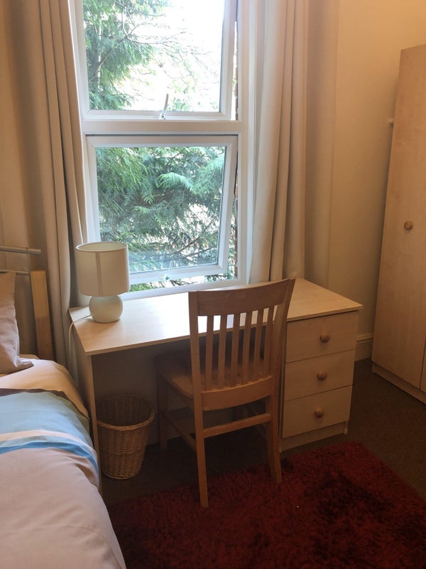 Room Princess Road in Poole