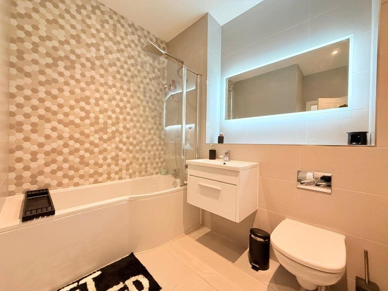 Flat Victoria Avenue in Surrey Heath