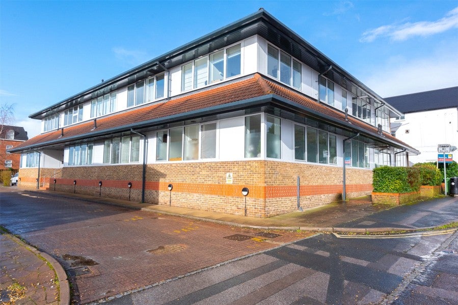 Flat Victoria Avenue in Surrey Heath