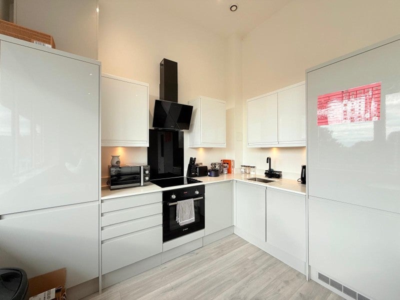 Flat Victoria Avenue in Surrey Heath