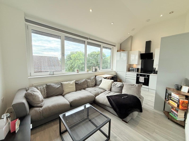 Flat Victoria Avenue in Surrey Heath