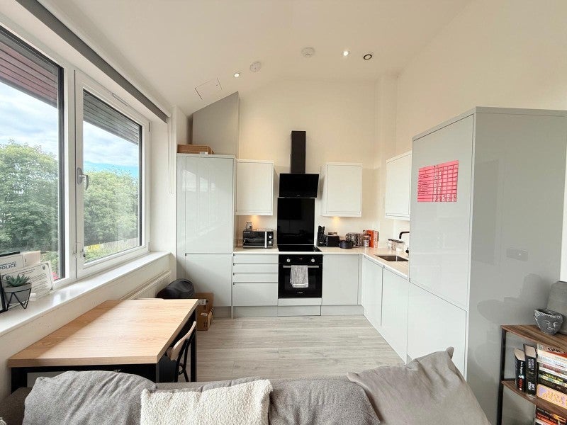 Flat Victoria Avenue in Surrey Heath