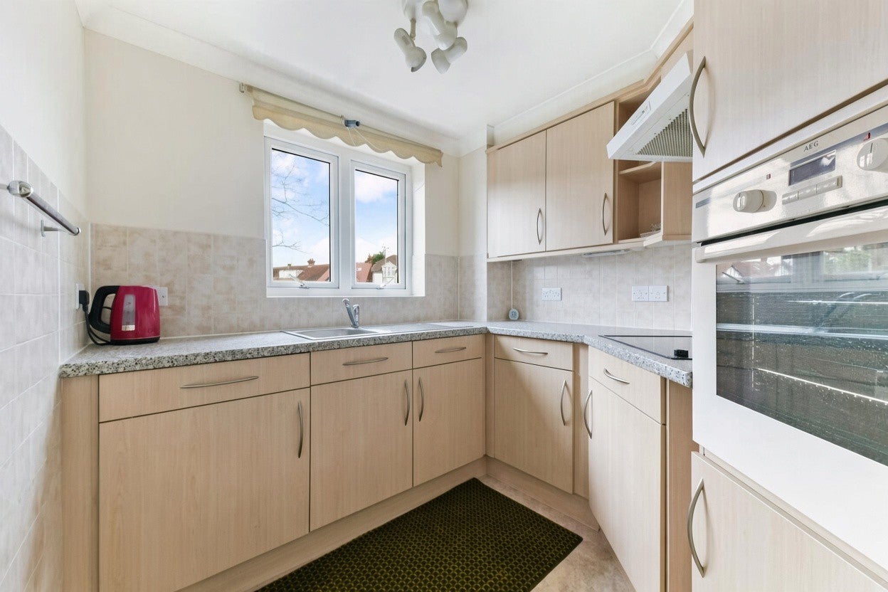 Flat Kingston Road in Epsom and Ewell