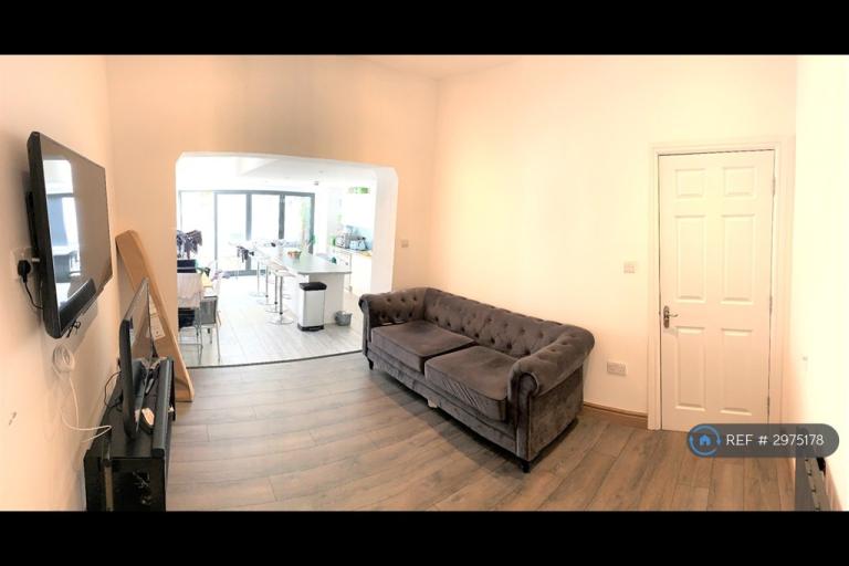 Room Hemberton Road in Greater London