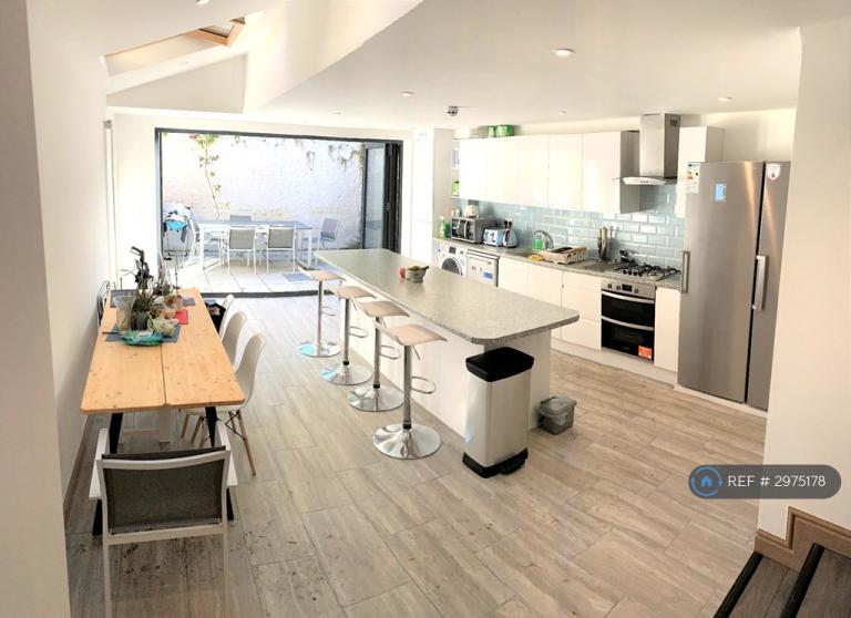 Room Hemberton Road in Greater London