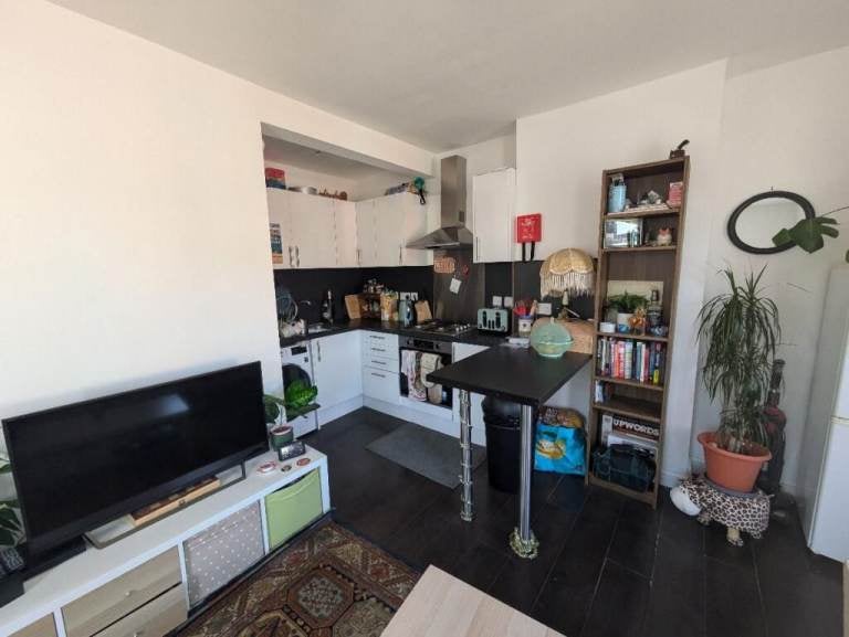 Flat Glenroy Street in Cardiff