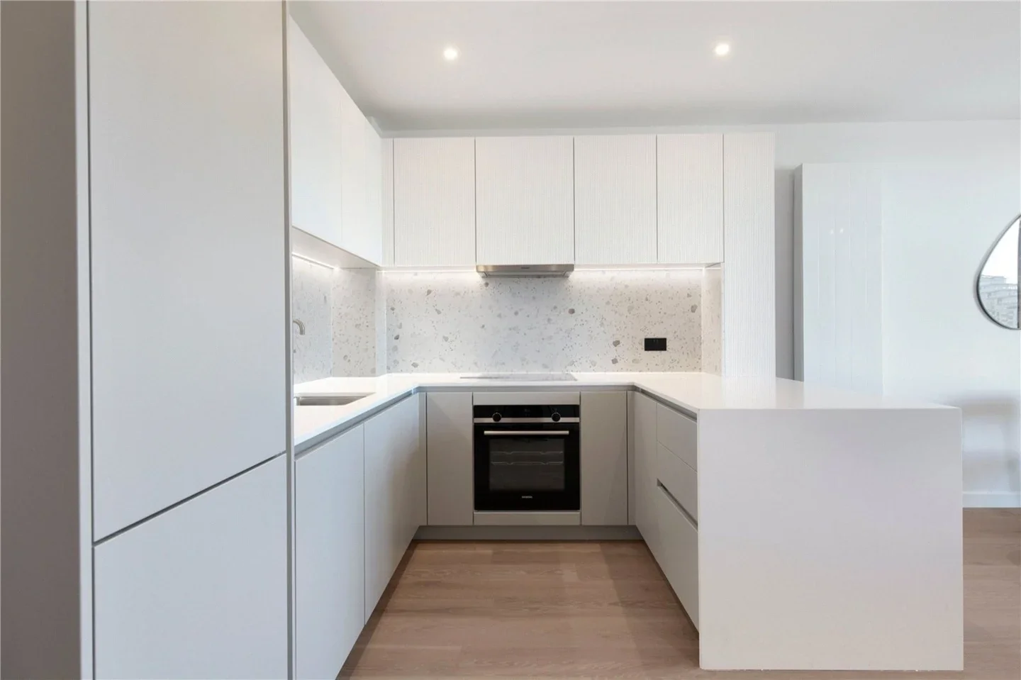 Flat Carnwath Road in Greater London