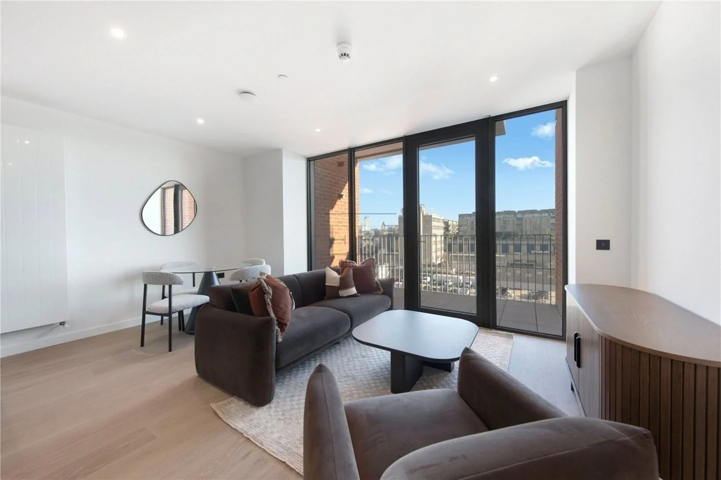 Flat Carnwath Road in Greater London