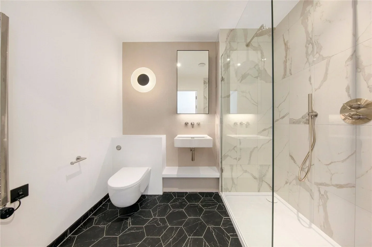Flat Carnwath Road in Greater London