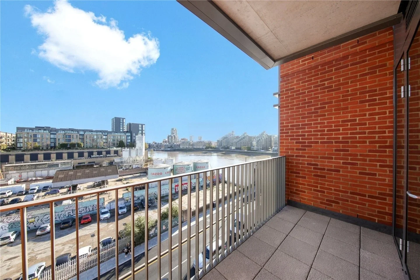 Flat Carnwath Road in Greater London