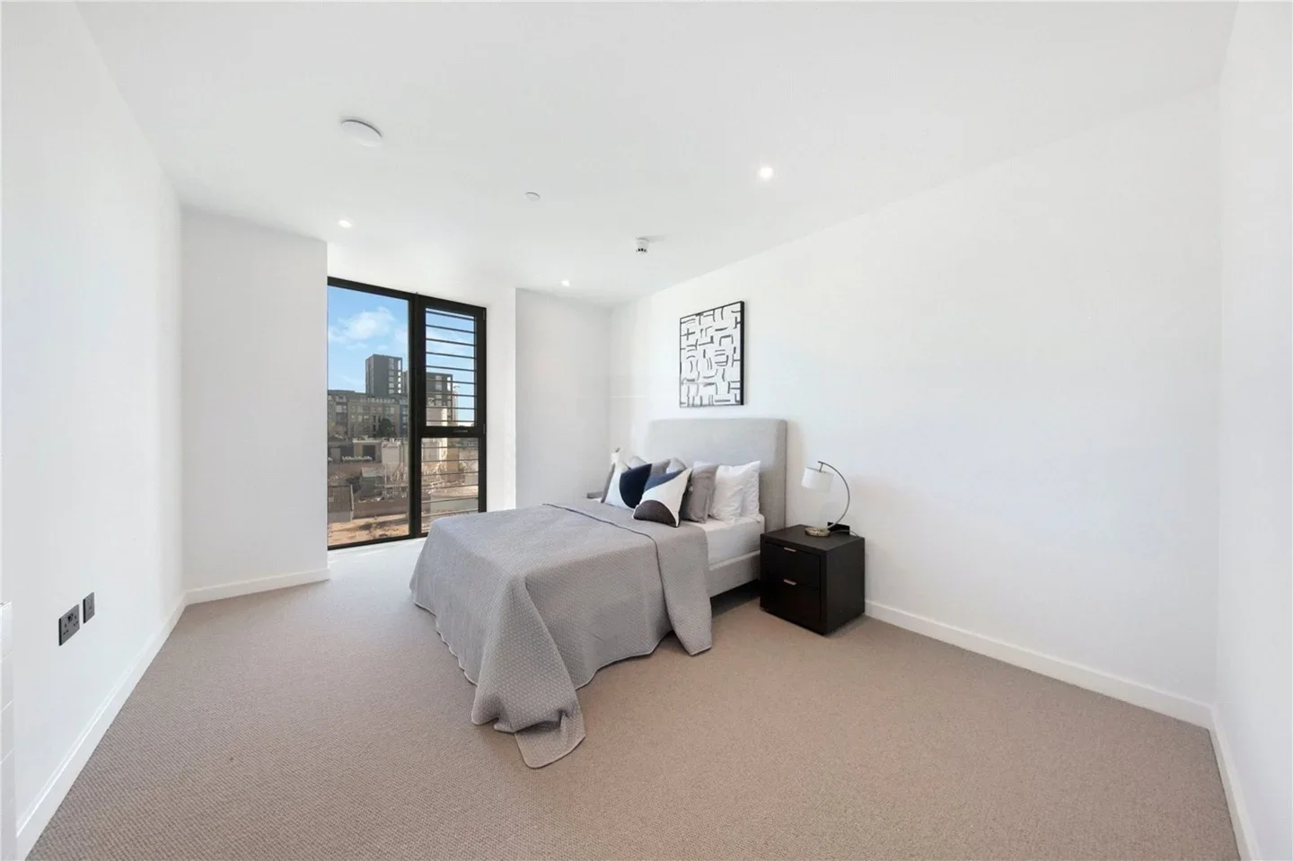 Flat Carnwath Road in Greater London