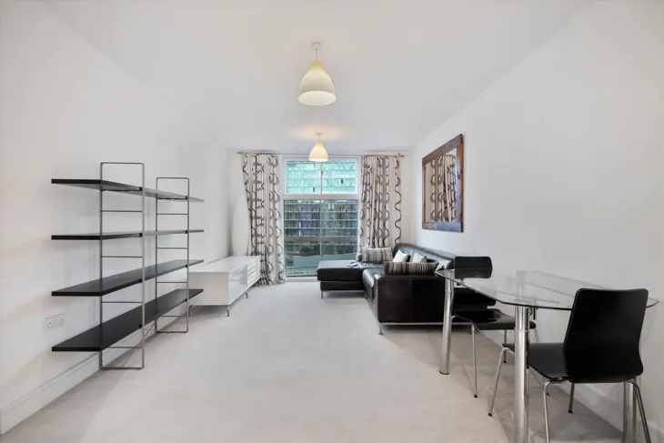 Flat Queenstown Road in Greater London