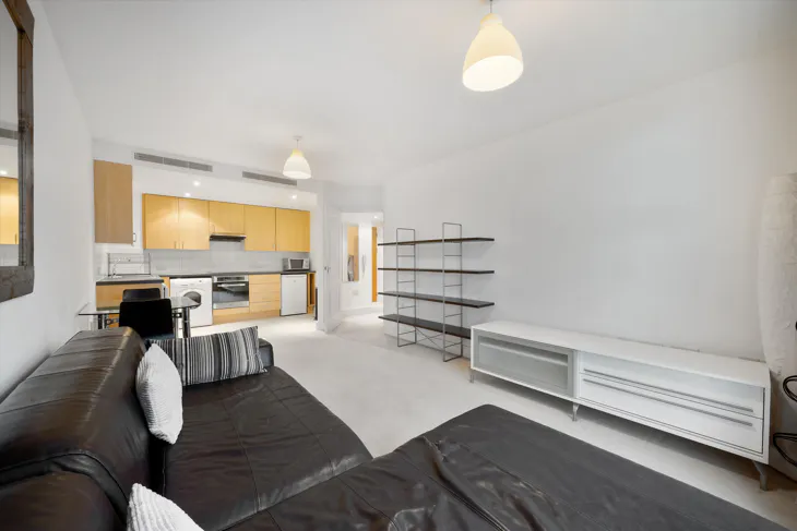 Flat Queenstown Road in Greater London