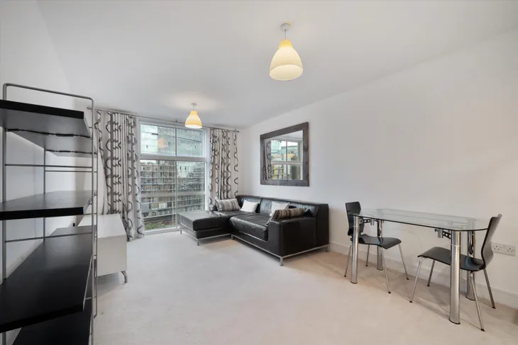 Flat Queenstown Road in Greater London