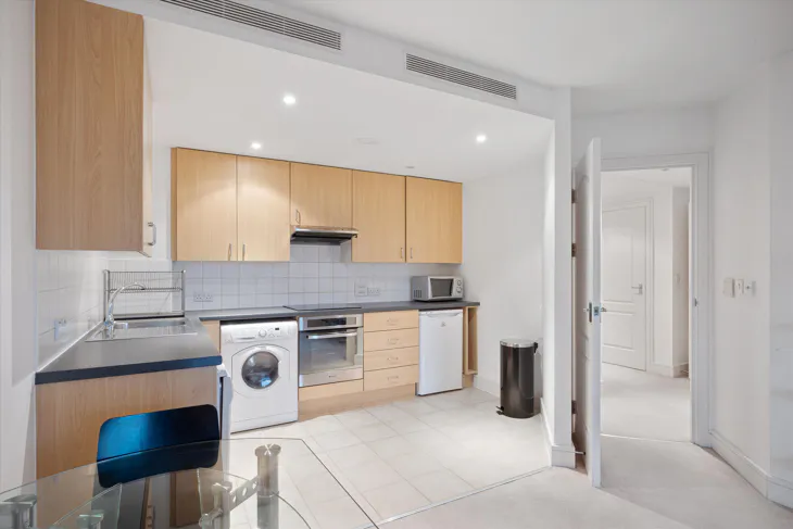 Flat Queenstown Road in Greater London
