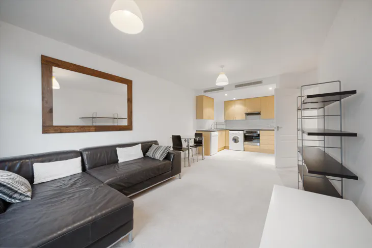 Flat Queenstown Road in Greater London