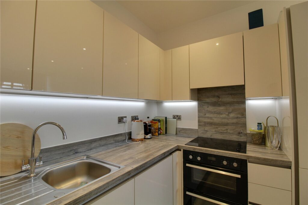 Flat James Road in Basingstoke and Deane