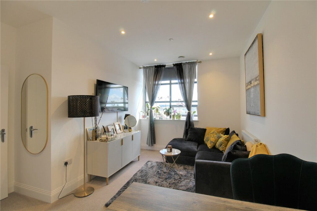 Flat James Road in Basingstoke and Deane