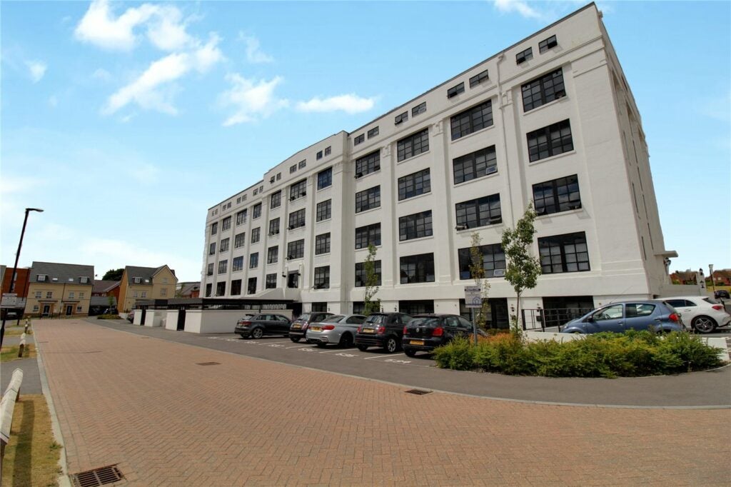 Flat James Road in Basingstoke and Deane