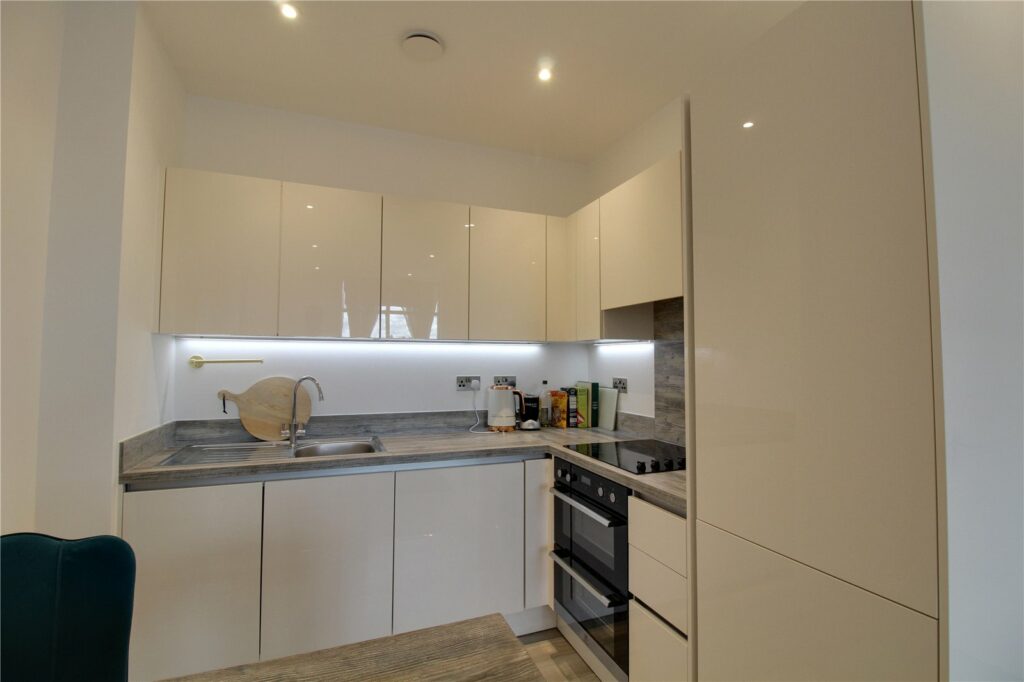 Flat James Road in Basingstoke and Deane