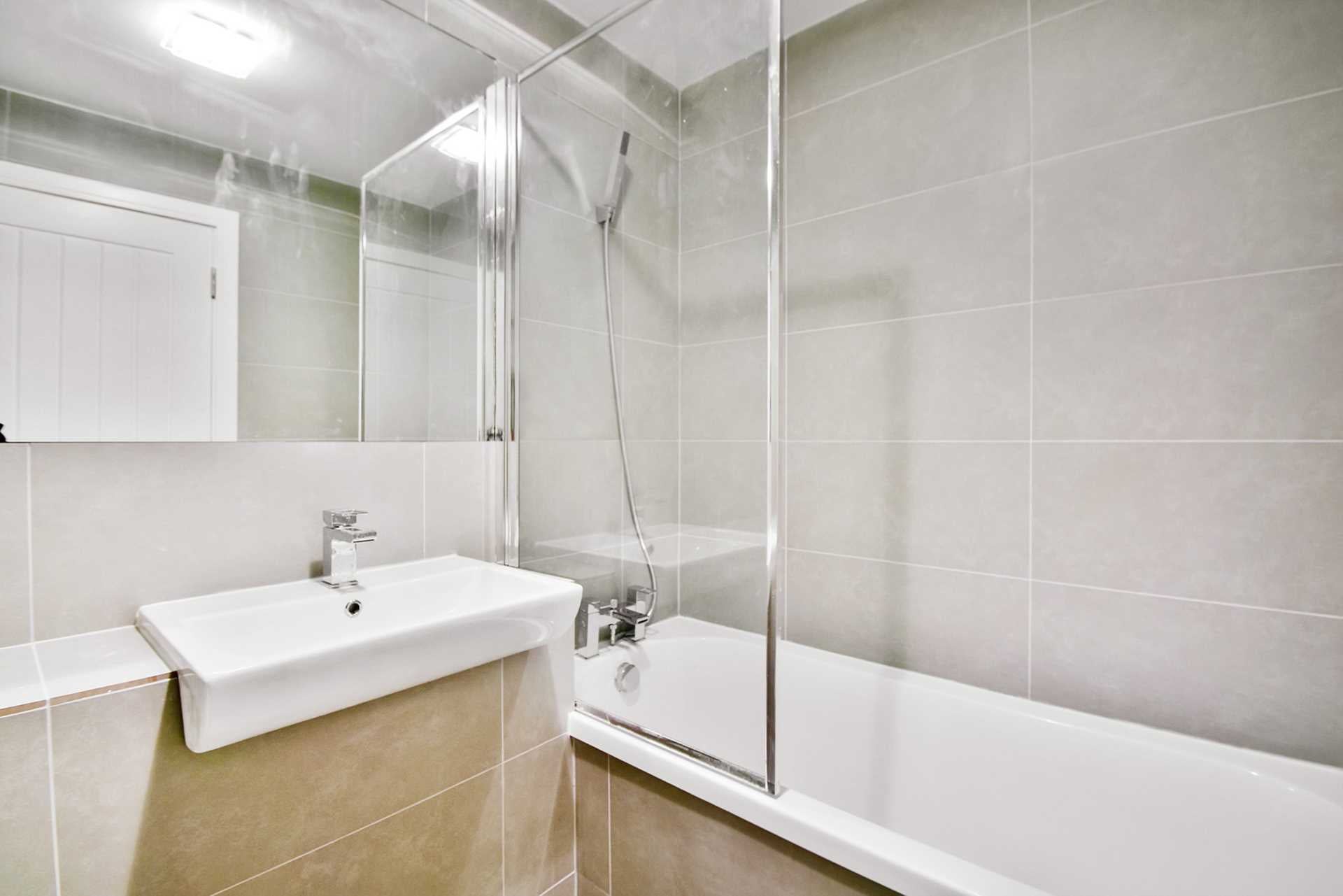 Flat Shepherds Bush Green in Greater London