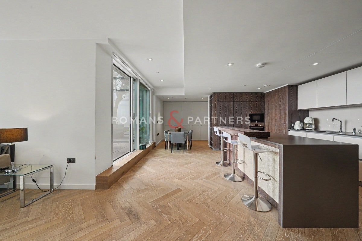 Flat Circus Road West in Greater London