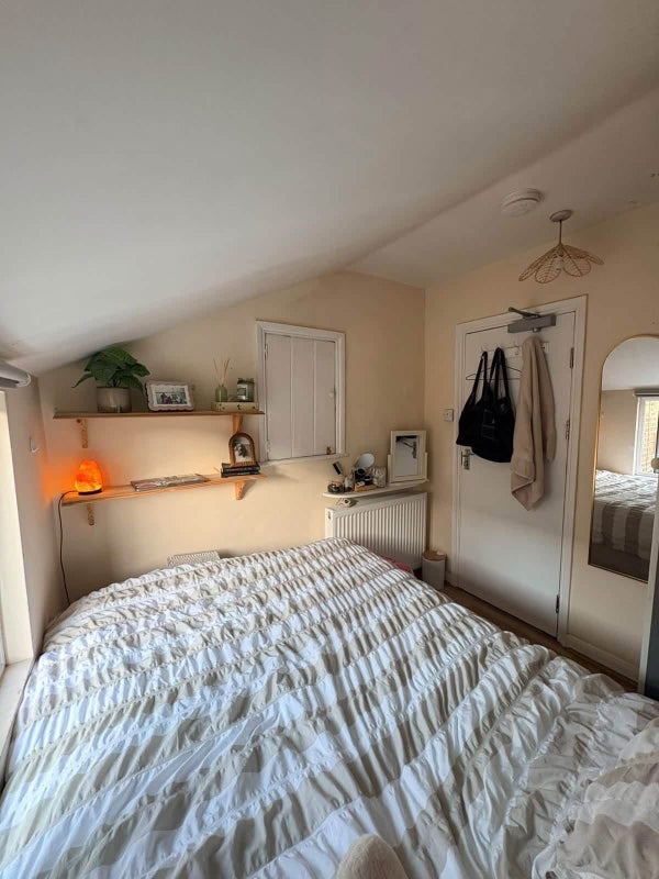 Room Chelverton Road in Greater London