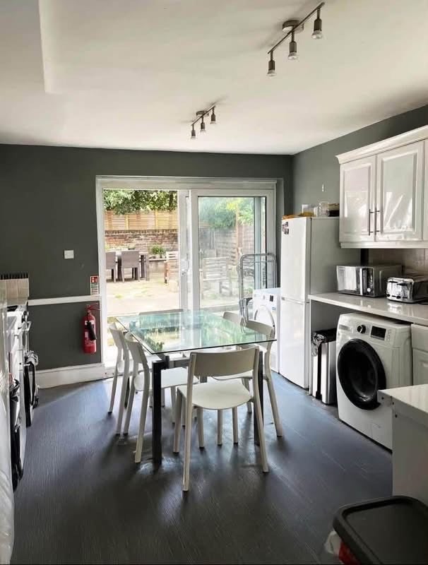 Room Chelverton Road in Greater London