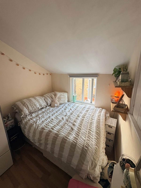 Room Chelverton Road in Greater London