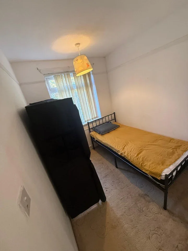 Room Worple Road in Borough of Spelthorne