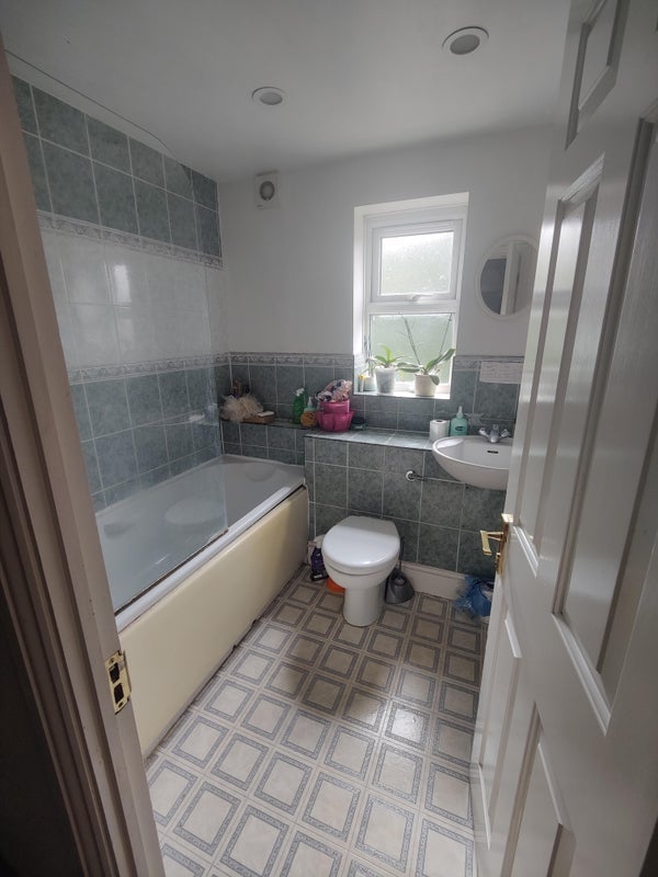 Room Lisle Close in Greater London