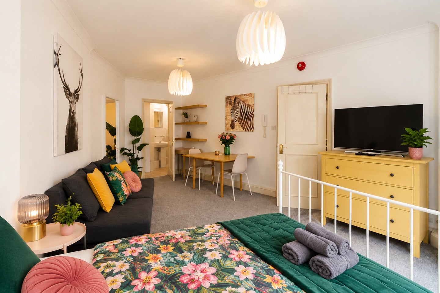 Flat Holland Park Gardens in Greater London