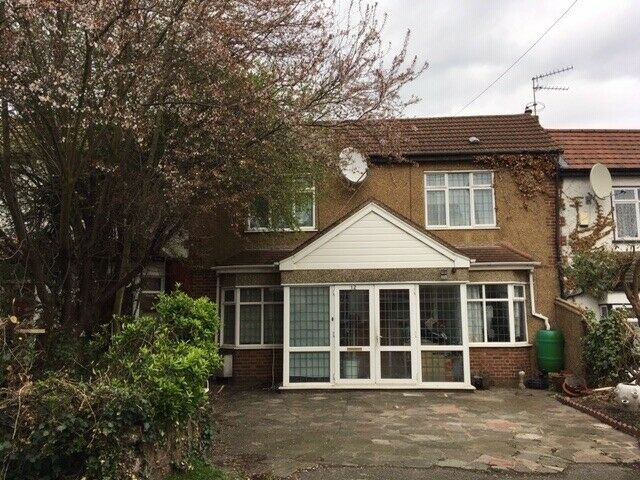 Flat Bower Farm Road in Greater London
