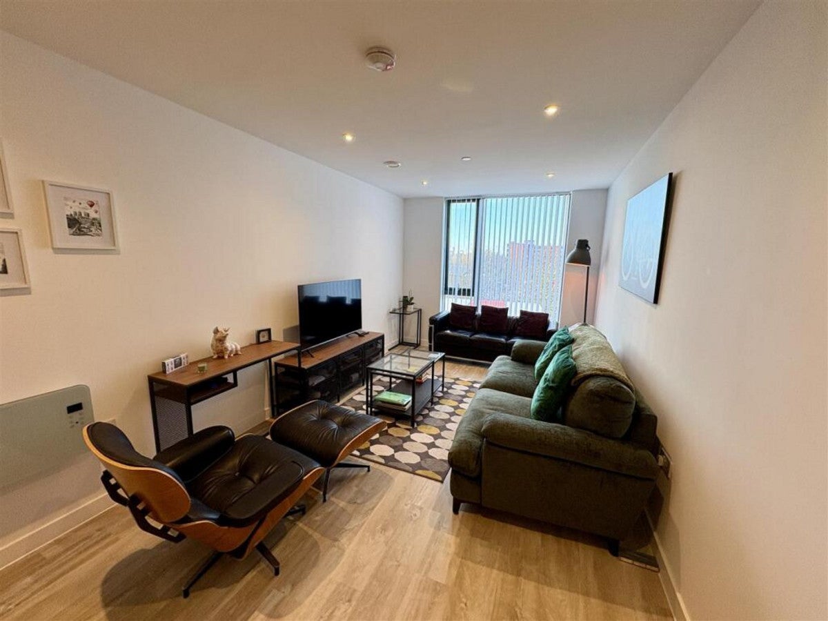 Flat Gunnersbury Lane in Greater London