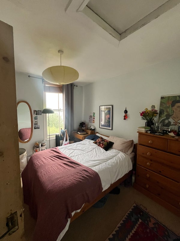Room Martaban Road in Greater London