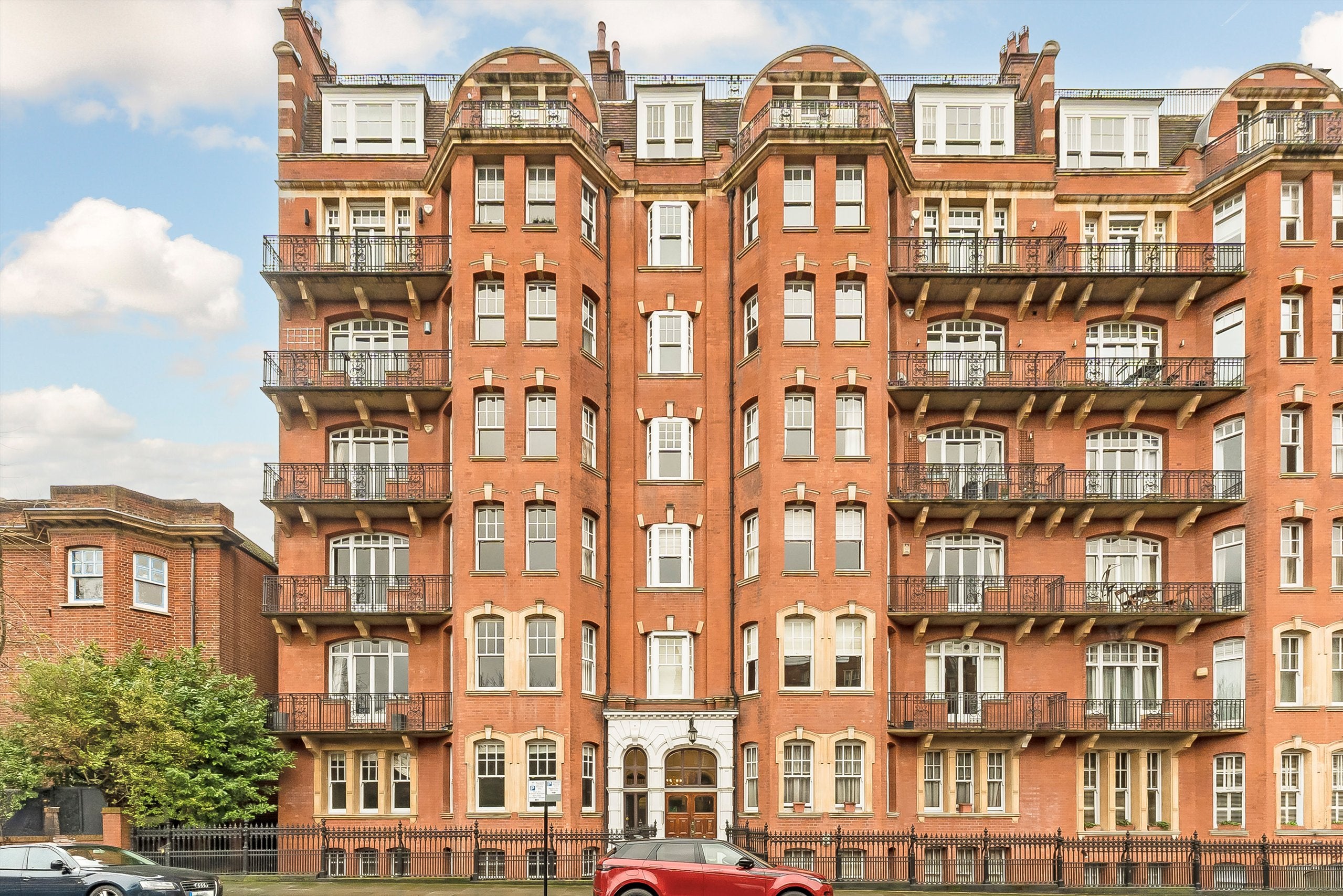 Flat Oakwood Court in Greater London
