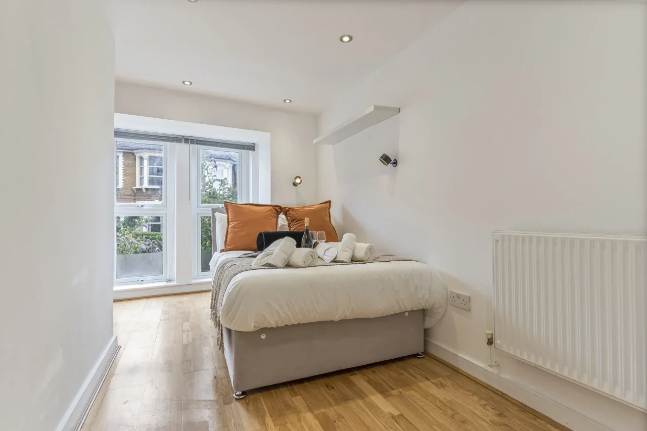 Flat Barrett's Grove in Greater London