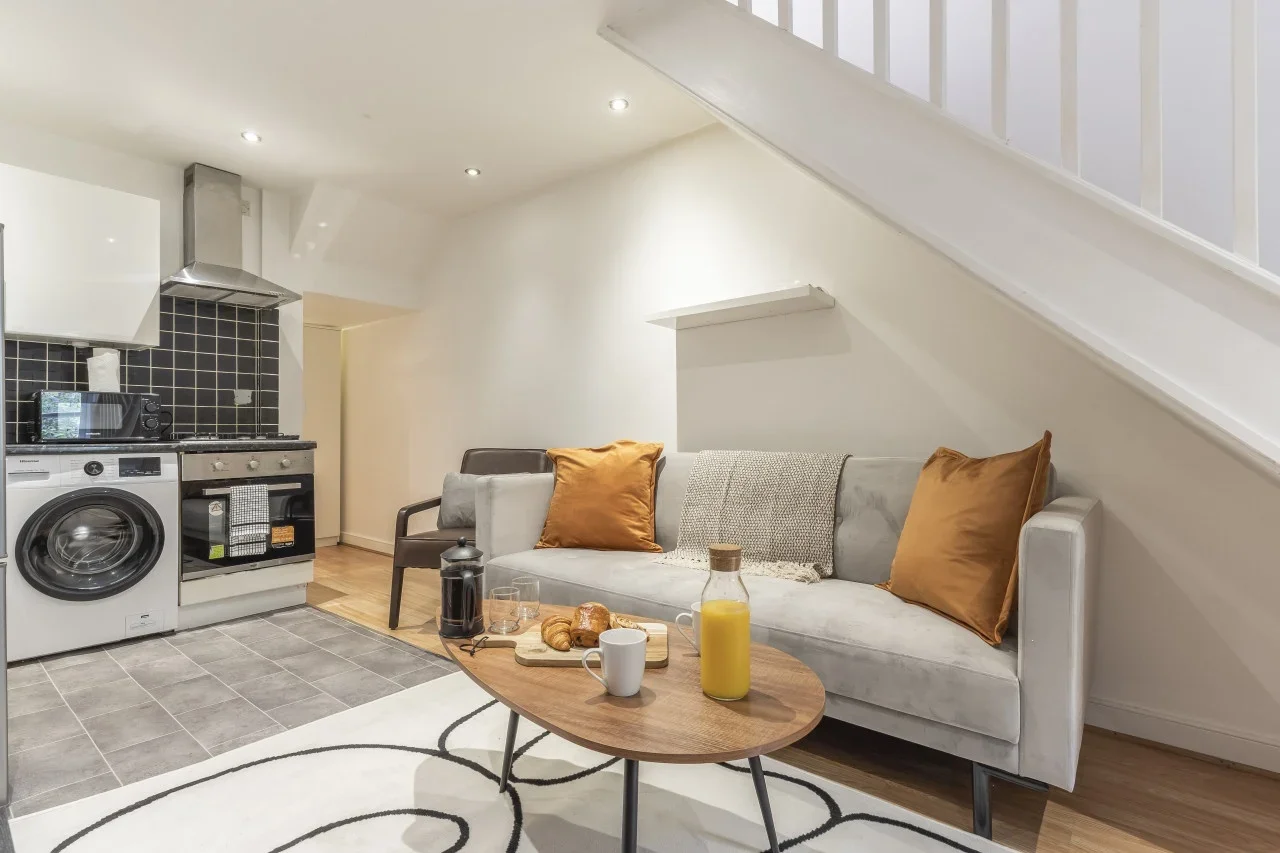 Flat Barrett's Grove in Greater London