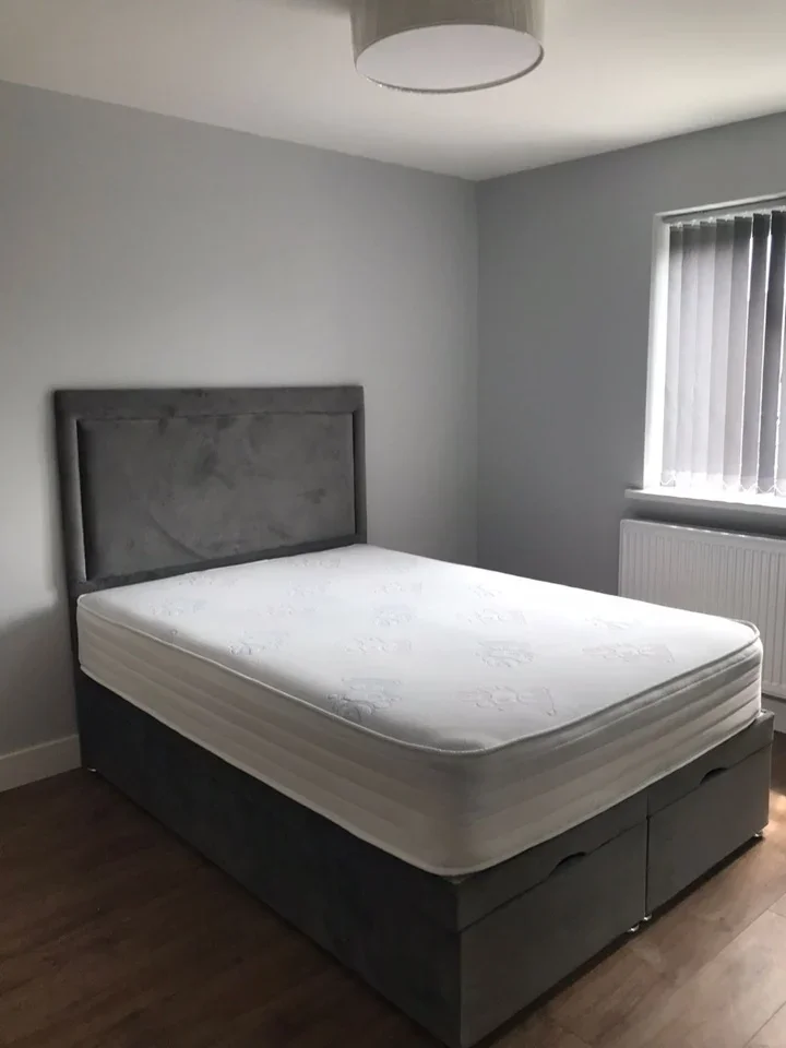 Room Rochfords Gardens in Slough