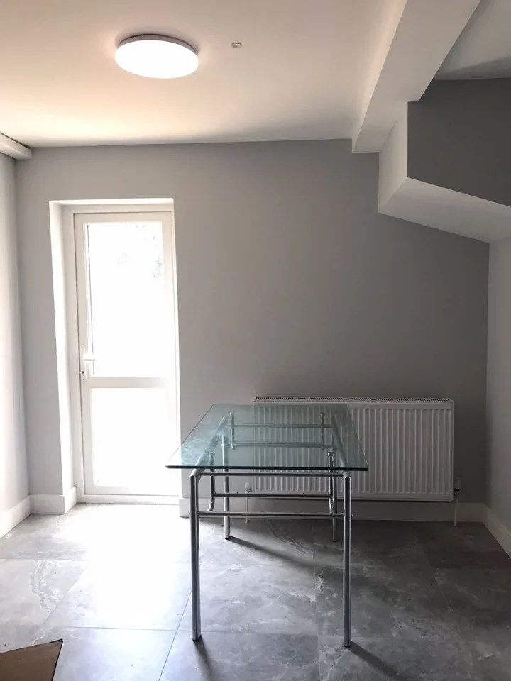 Room Rochfords Gardens in Slough