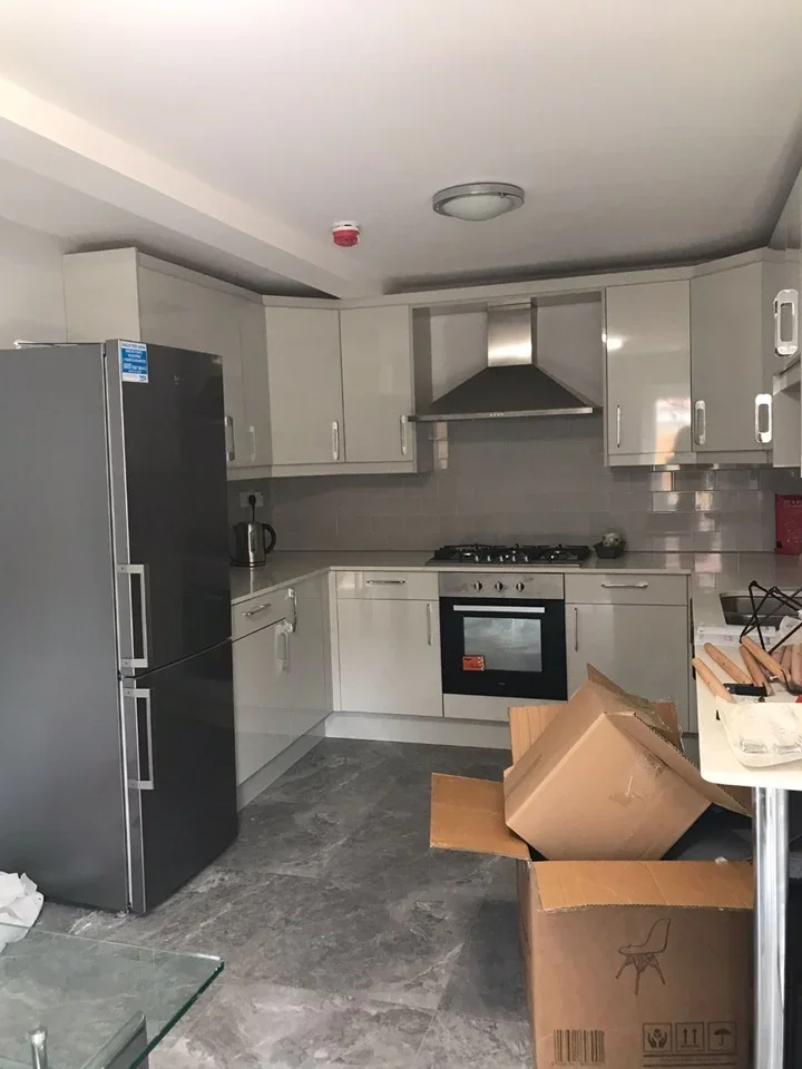 Room Rochfords Gardens in Slough