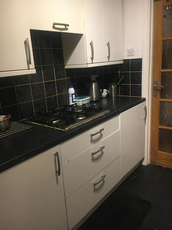 Room Ashurst Drive in Greater London
