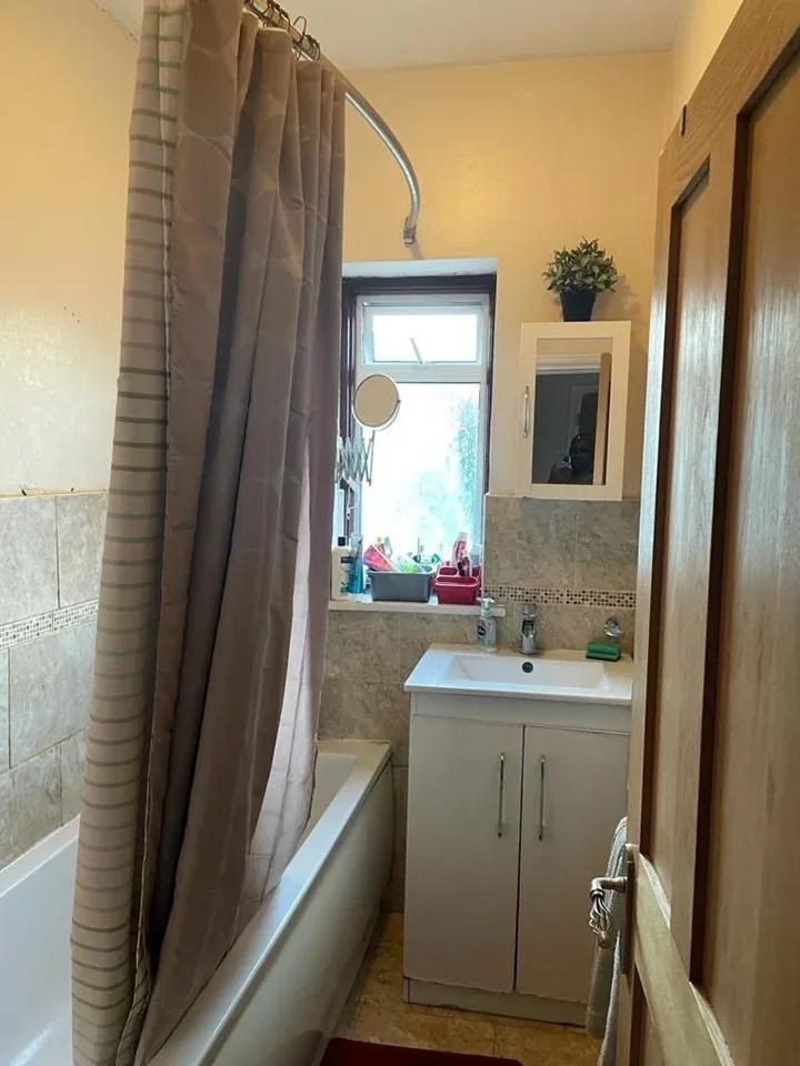 Room Ashurst Drive in Greater London