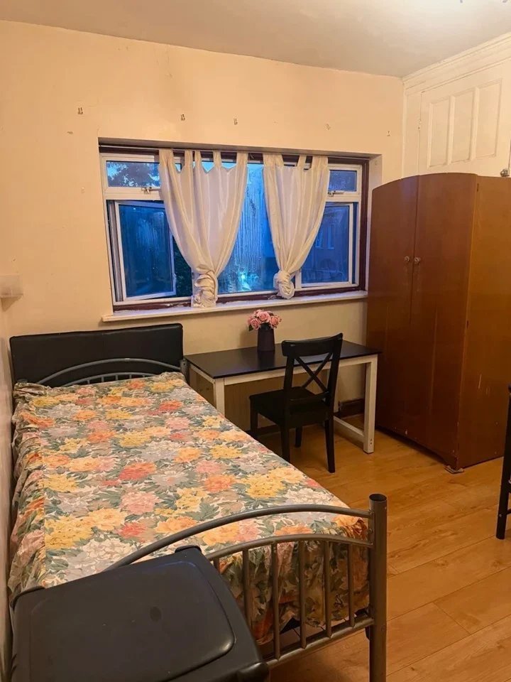Room Ashurst Drive in Greater London