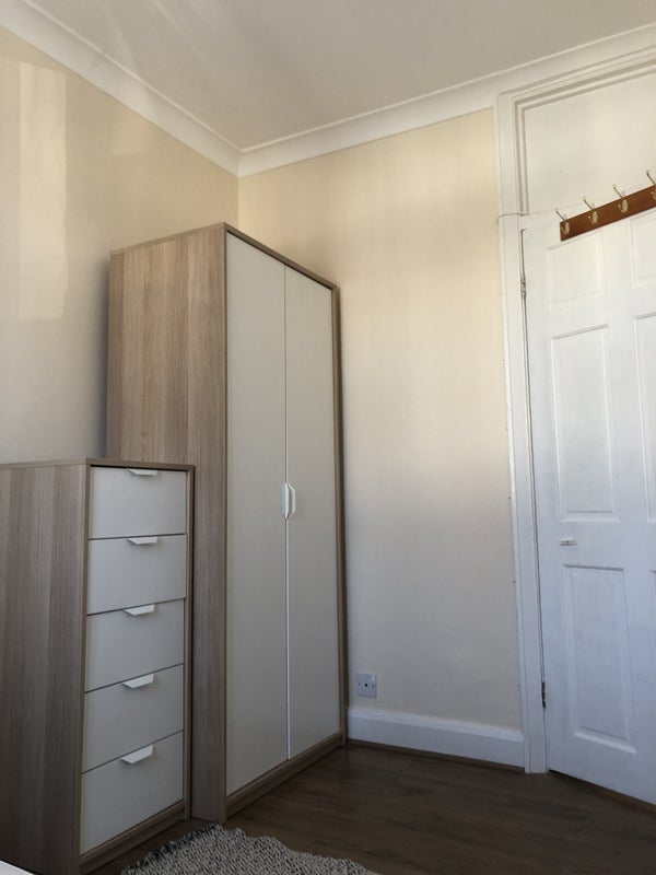 Room Sherwood Road in Greater London