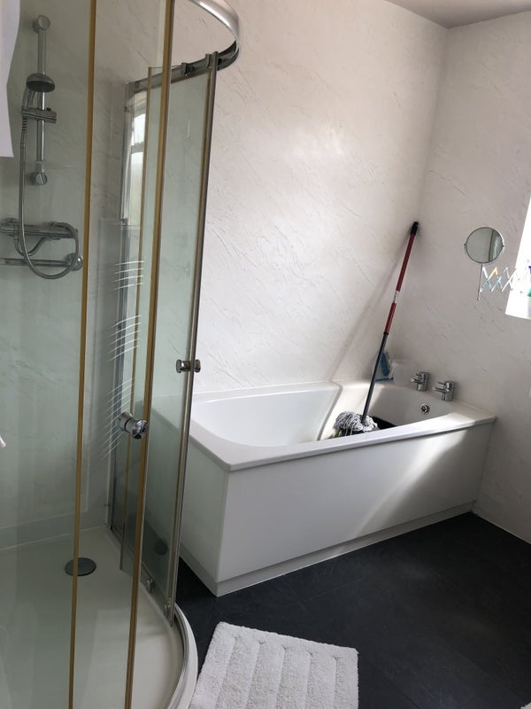 Room Sherwood Road in Greater London