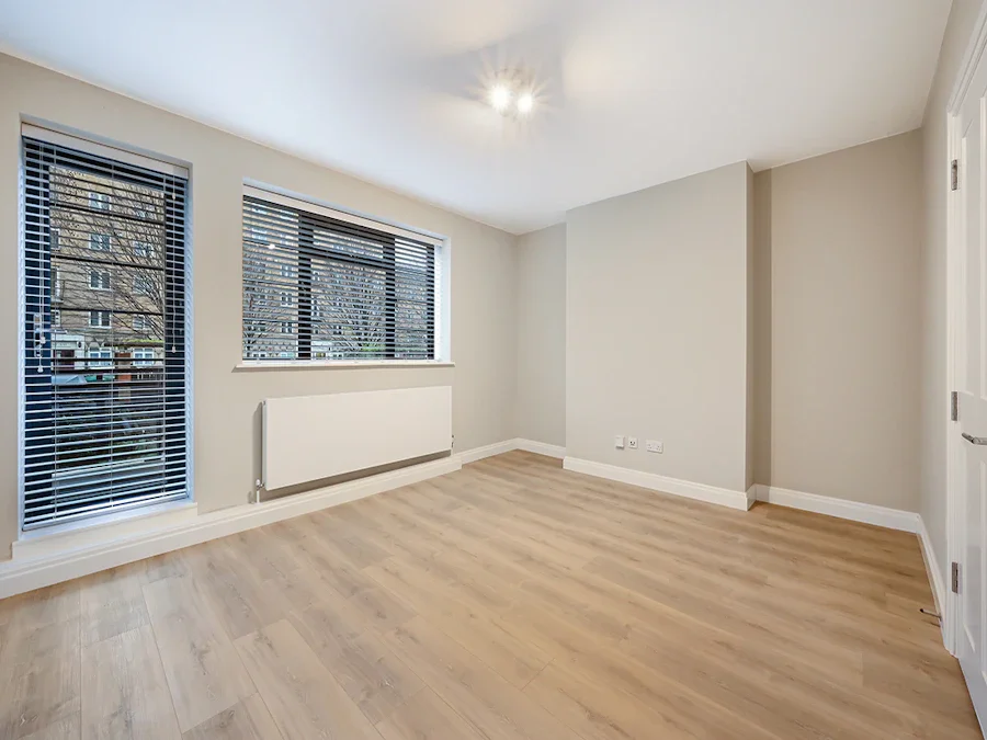 Flat Thorncroft Street in Greater London