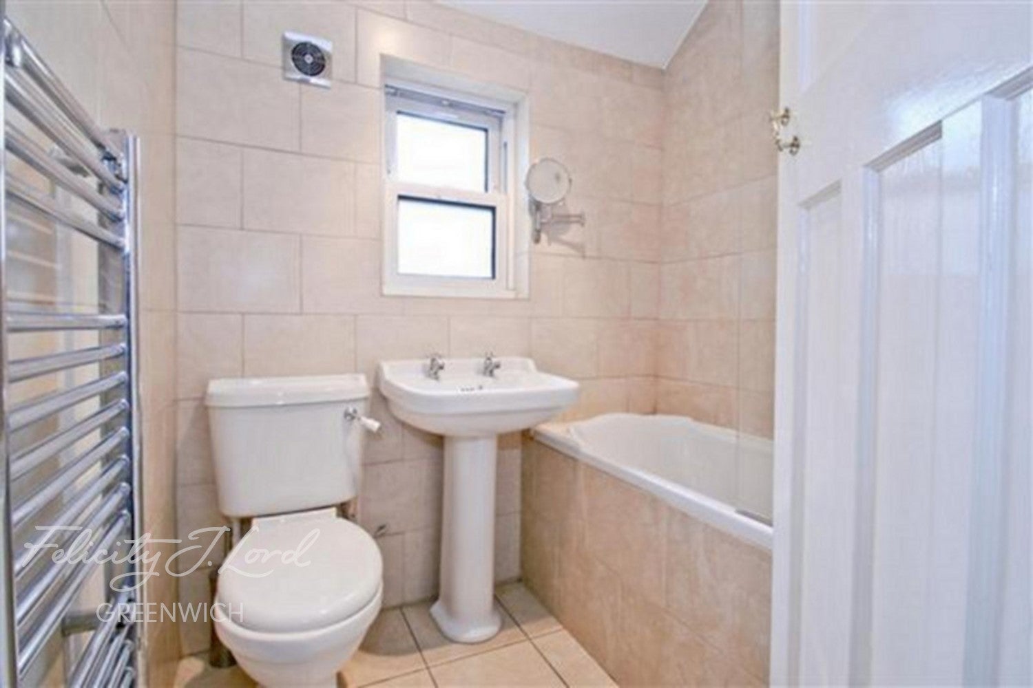 Flat Eastcombe Avenue in Greater London