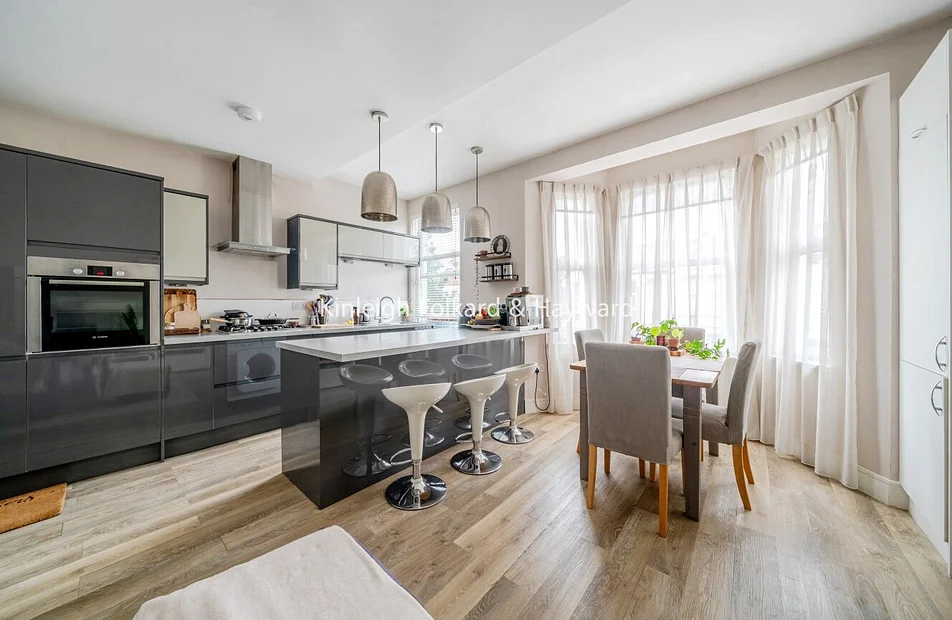 Flat Bollo Bridge Road in Greater London